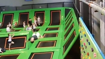 Kinder-Indoor-Spiel Bungee-Jumping, rechteckiger Trampolinpark mit Schaumstoffgrube