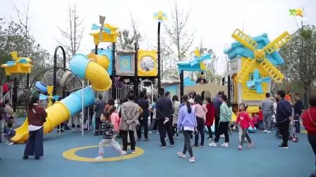 Outdoor-Kinderspielplatz, Spielplatzgeräte, Rutschen mit Schaukel