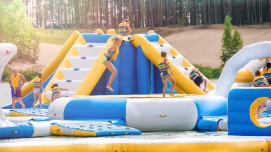 Großer aufblasbarer Wasserpark Aquapark, Design von Bounica, Wassertrampolinpark für 150 Personen